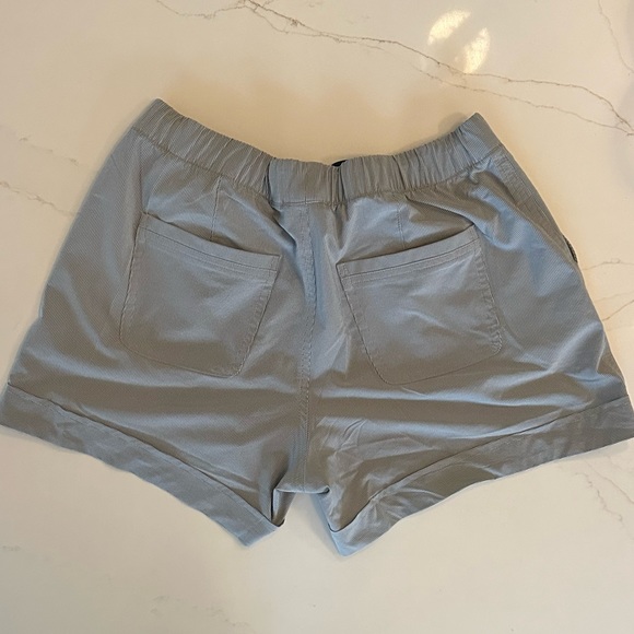 Women’s Athleta Pinstripe Blue & White Shorts, M - Picture 4 of 4